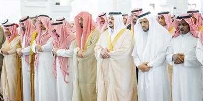 نائب أمير منطقة الرياض يؤدي الصلاة على والدة الأمير سلطان بن محمد 