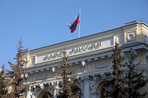 «المركزي الروسي» يخفض قيمة الروبل أمام العملات الرئيسية 
