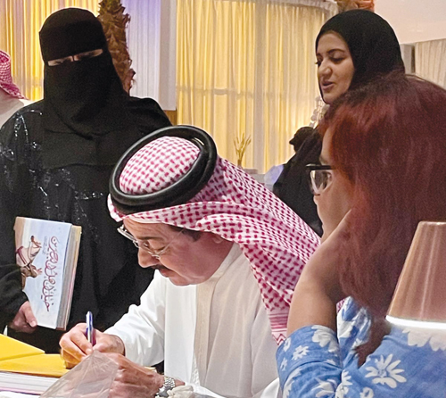 الشيخ عيسى آل خليفة يكرِّم عدداً من الإعلاميين لنجاح كتابه خيل أهل البحرين 