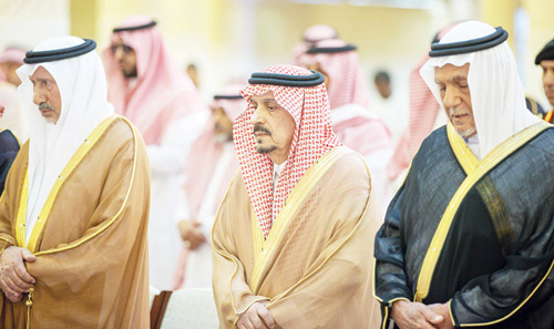 أمير منطقة الرياض يؤدي الصلاة على والدتي الأمير منصور بن سعود والأمير خالد بن عبدالله 