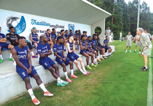 لاعبو الهلال ينصتون لتعليمات جيسوس