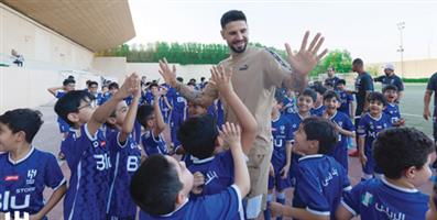 «ميترو قول» يزور أكاديمية الهلال ويلتقي بنجوم المستقبل الأزرق 